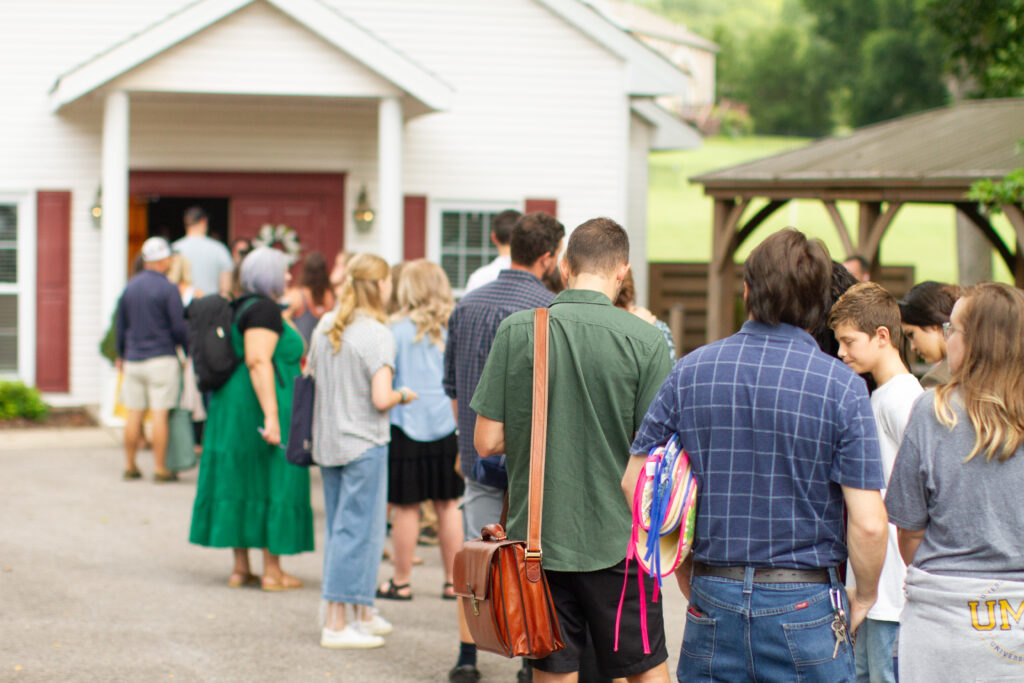 Families lined up to enter homeschool seminars